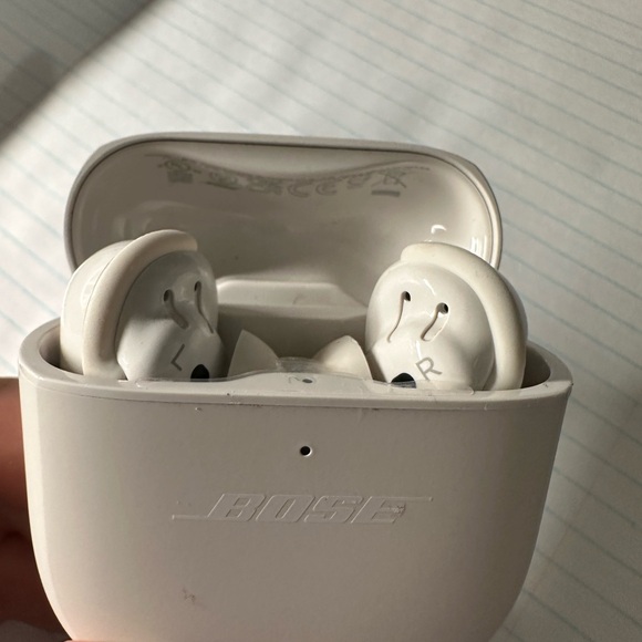 Bose headset earbuds only used once on travel - Picture 4 of 6